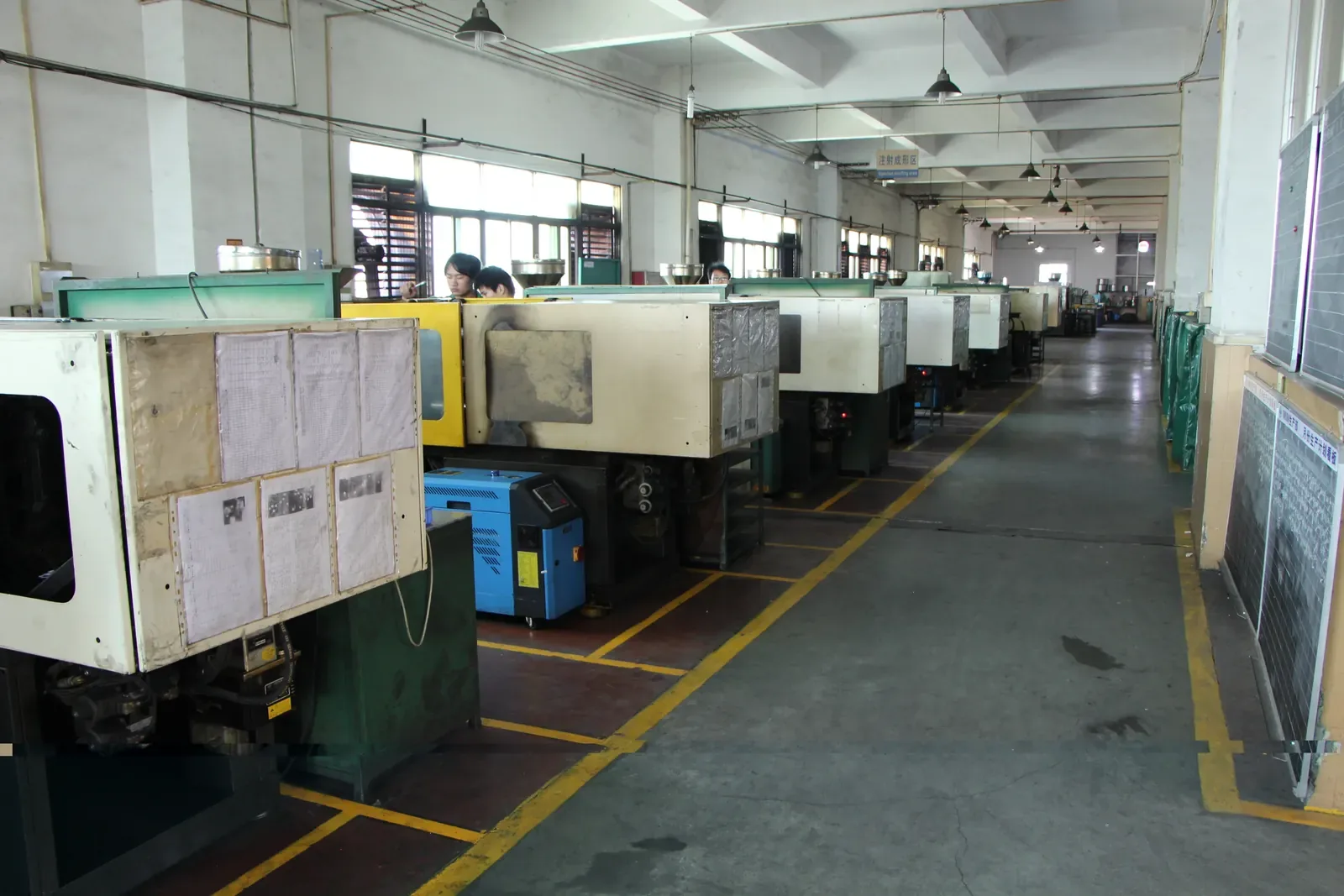 MIM injection moulding machines in the SINTS production hall