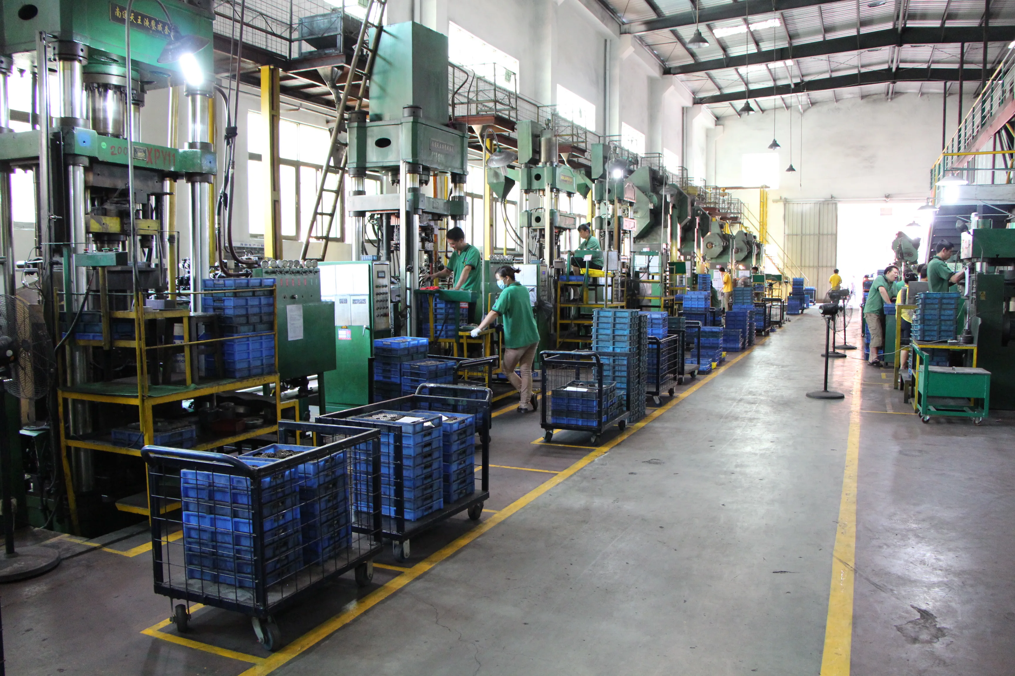 Pre-alloyed metal powder feedstock for MIM