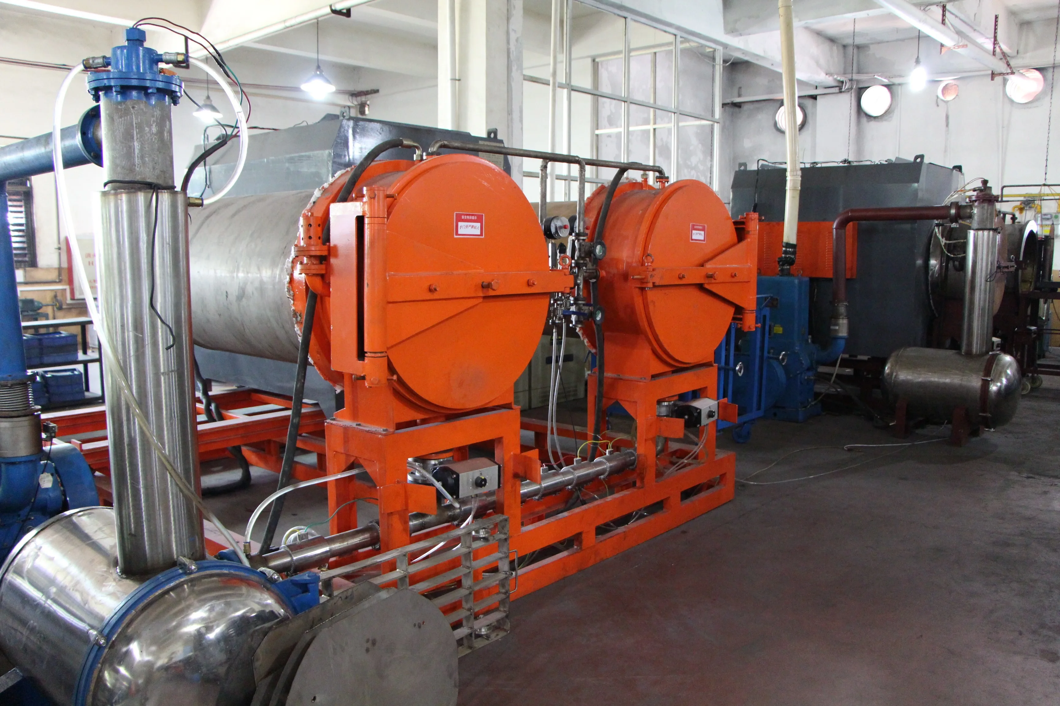 Vacuum sintering furnaces at SINTS