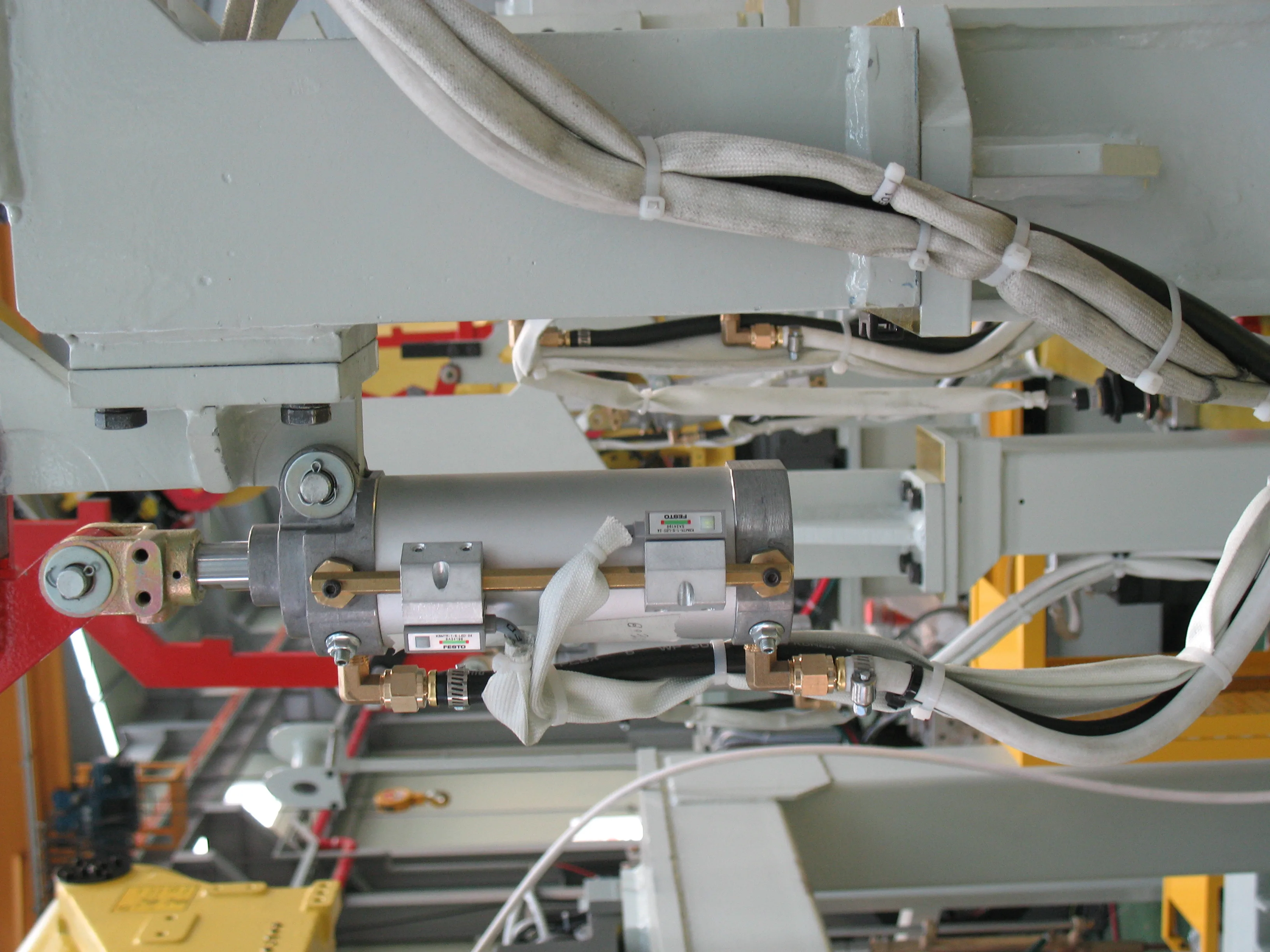 Pneumatic Cylinder with Guide Rods